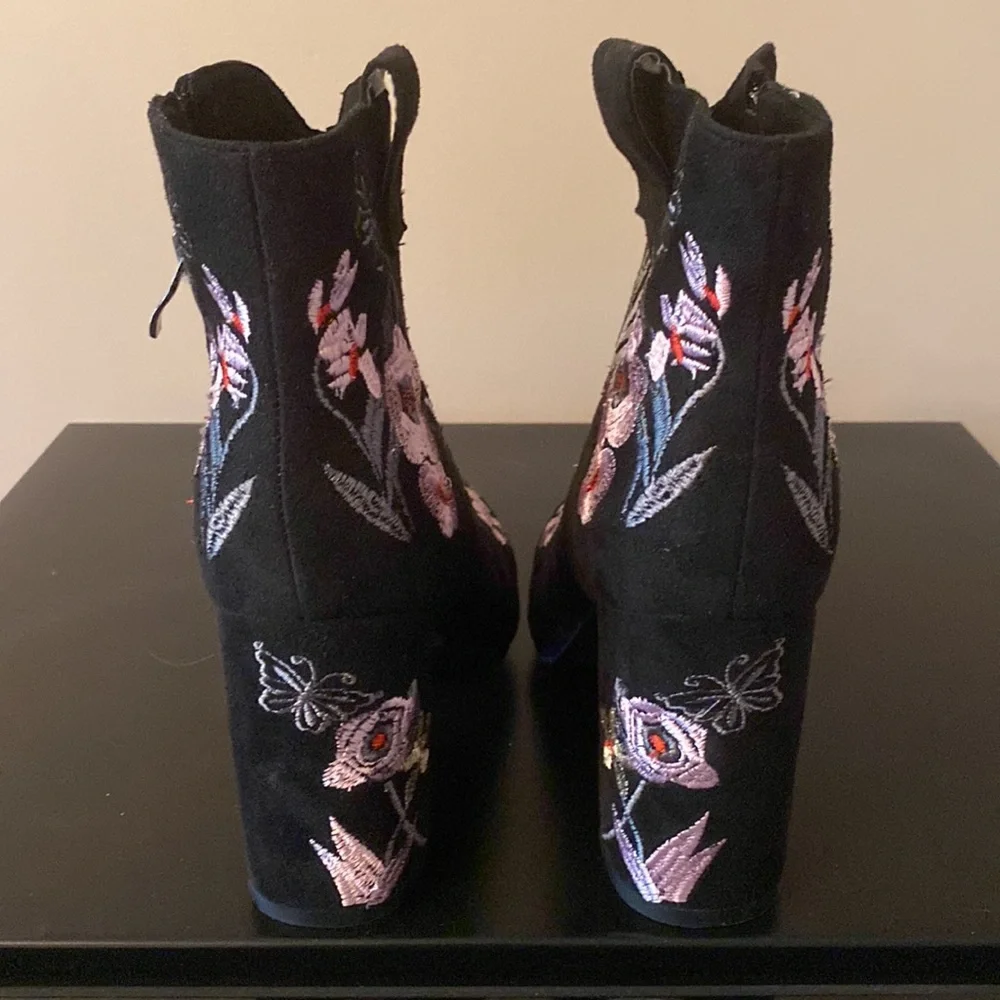Women heeled Fashion Boots - Picture 3 of 4